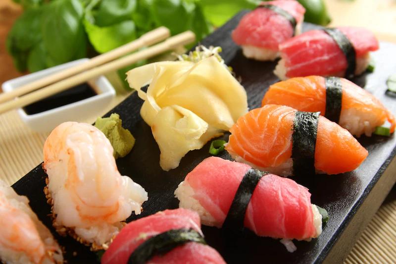 sushi nigiri je się palcami - Czy Japończycy jedzą sushi rękami