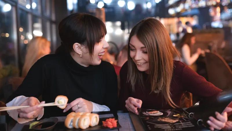 jak sie ubrac do restauracji sushi - Czy można isc do restauracji w krotkich spodenkach