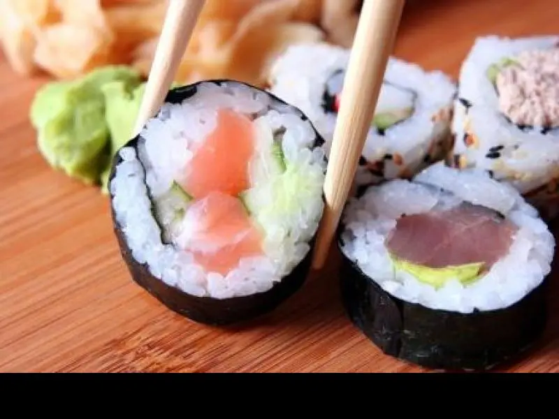 co to jest to czarne w sushi - Z czego jest papier do sushi